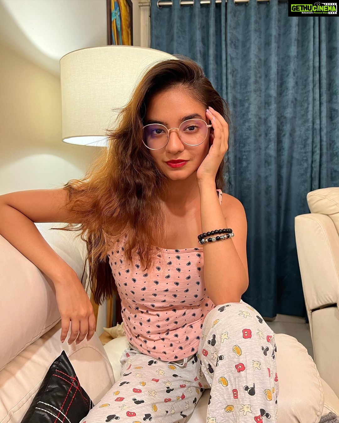 Anushka Sen Instagram - binge watch mood 💁♀️🦦💙