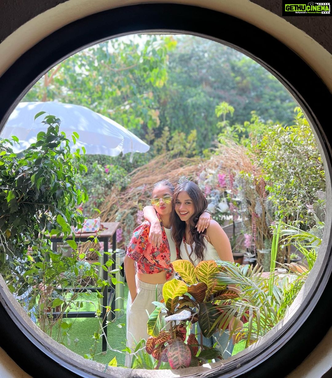 Anushka Sen Instagram - Bastian with besties 🦦💞