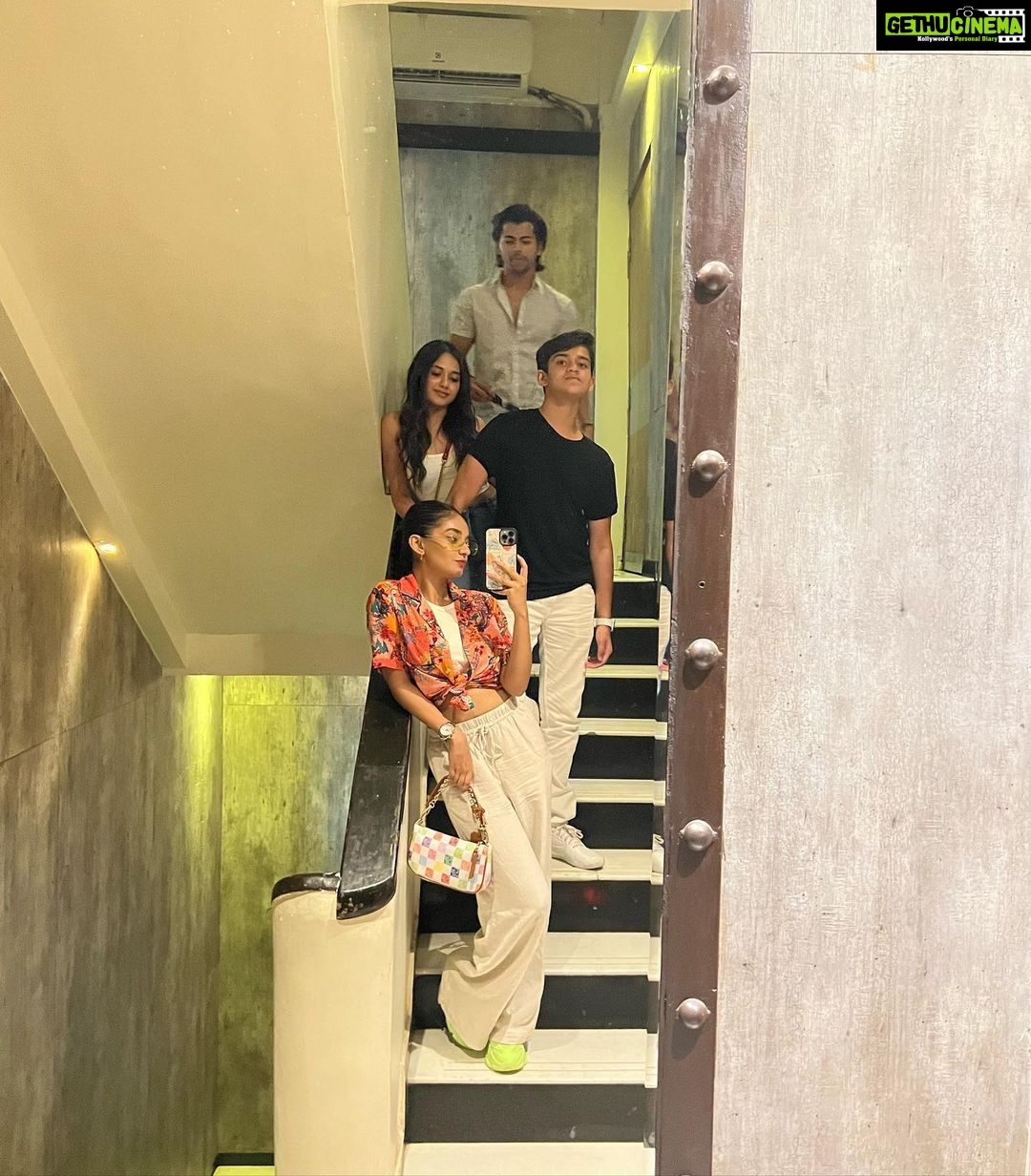 Anushka Sen Instagram - Bastian with besties 🦦💞