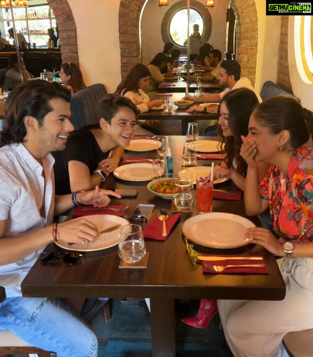 Anushka Sen Instagram - Bastian with besties 🦦💞