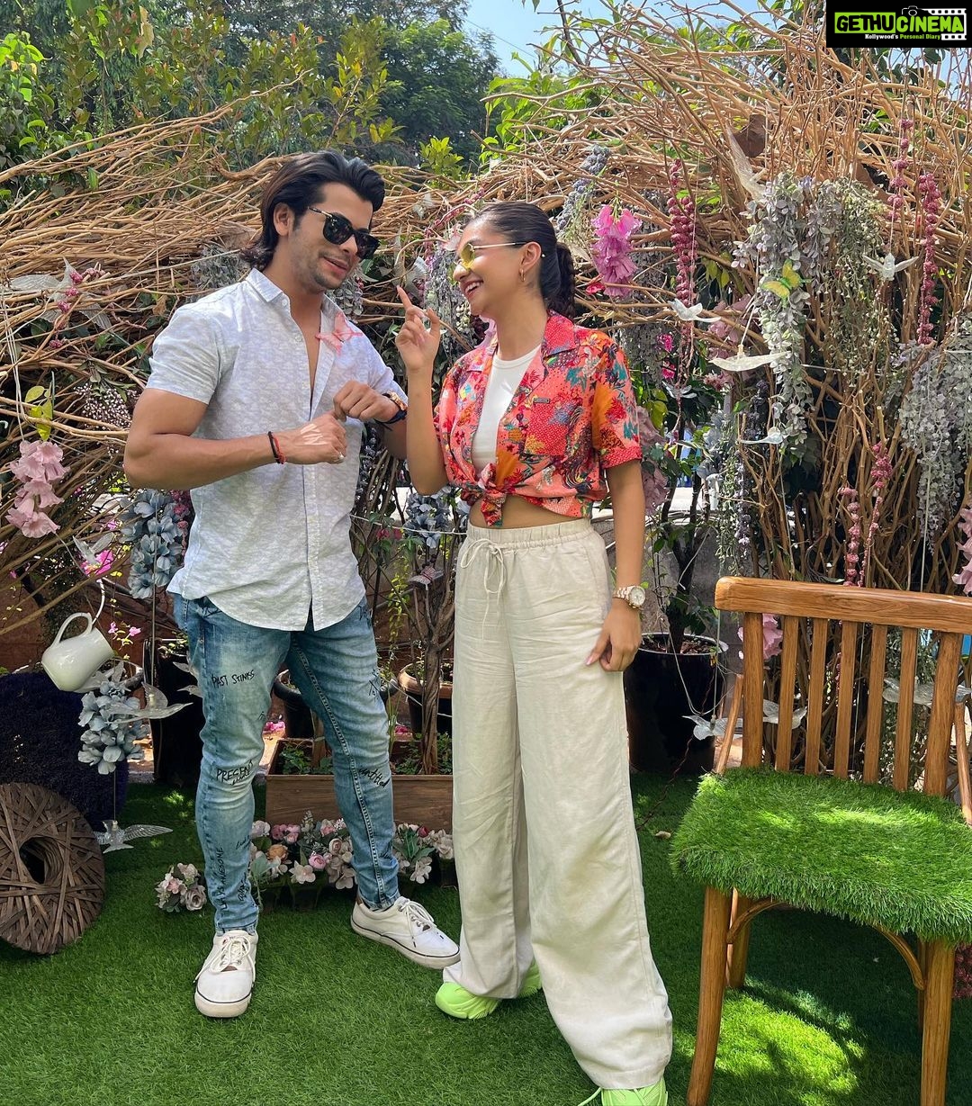 Anushka Sen Instagram - Bastian with besties 🦦💞