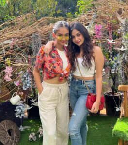 Anushka Sen Instagram - Bastian with besties 🦦💞