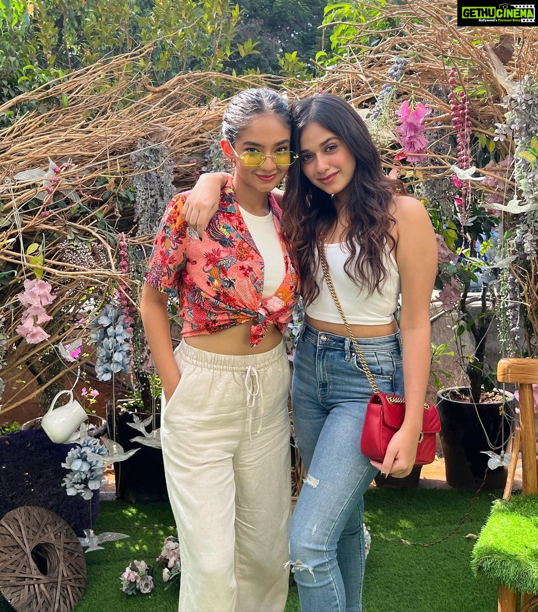 Anushka Sen Instagram - Bastian with besties 🦦💞