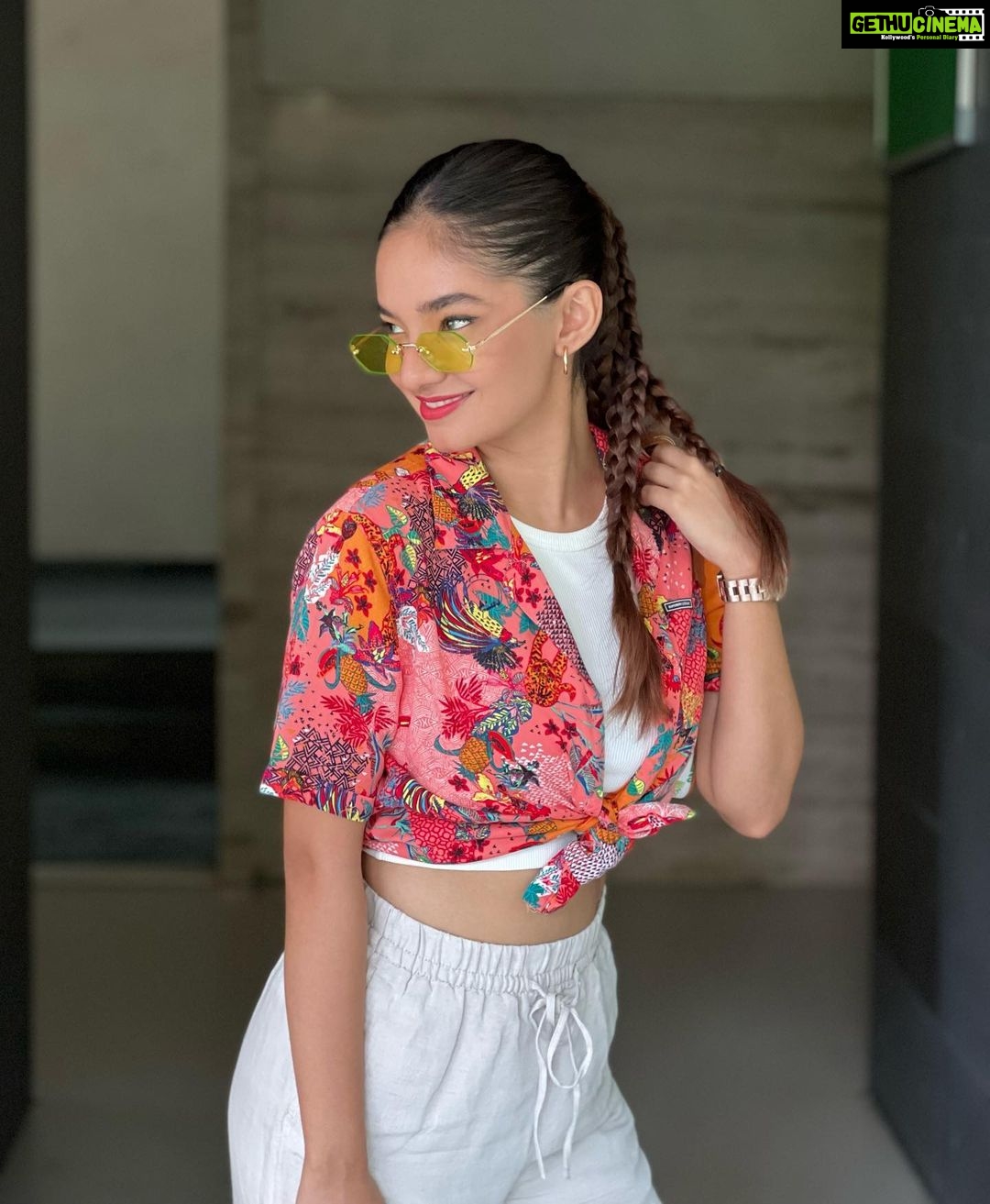 Anushka Sen Instagram - wild child 🌻💞✨