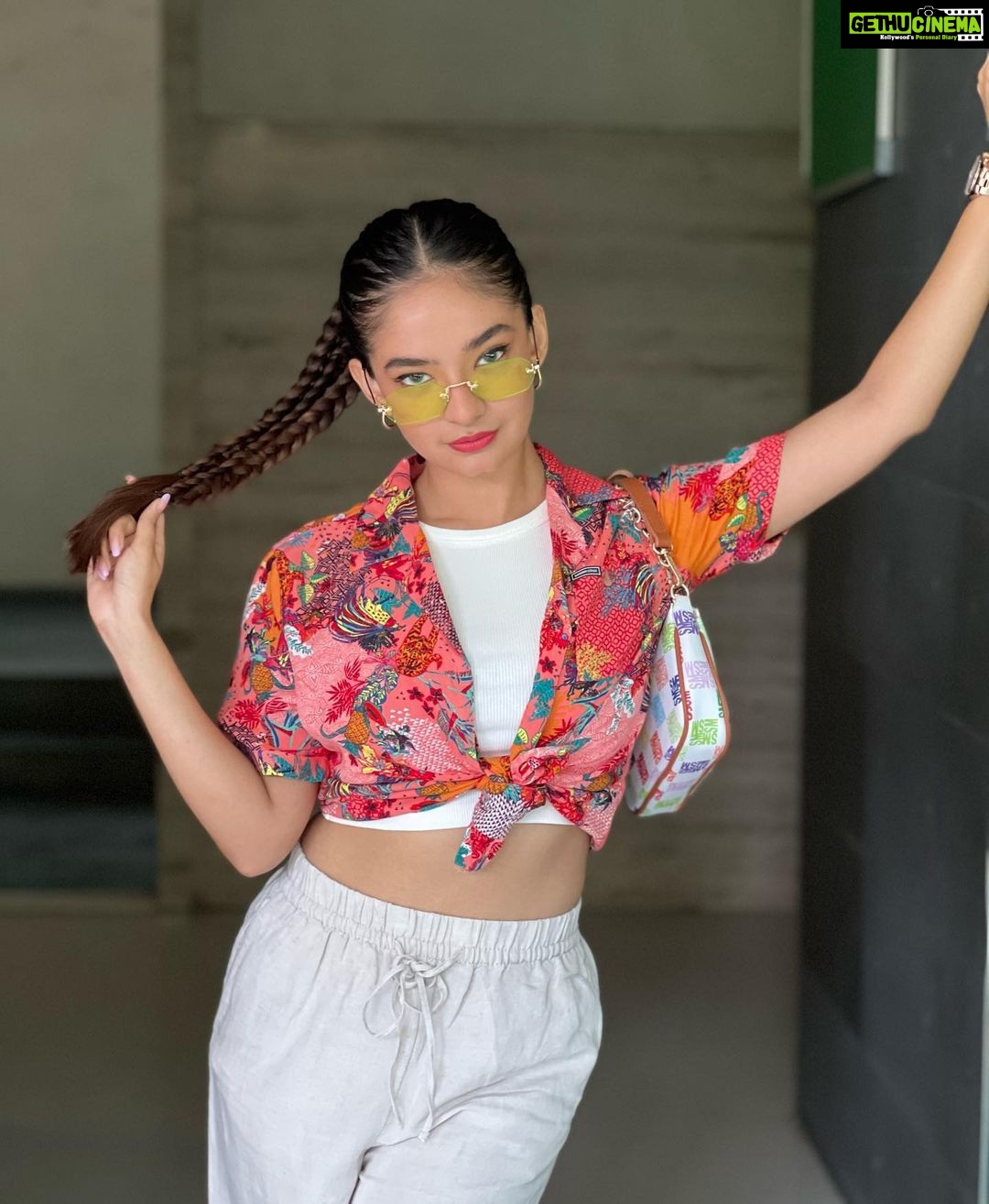 Anushka Sen Instagram - wild child 🌻💞✨