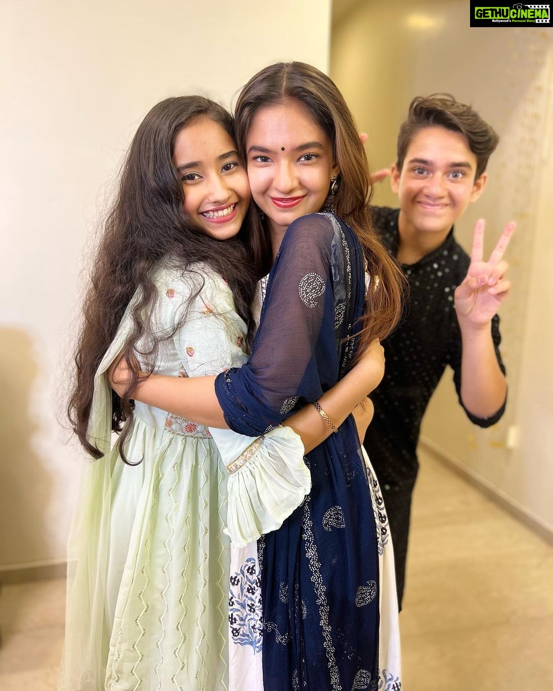 Anushka Sen Instagram - fun time with my gang 🦦✨