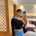 Anushka Sen Instagram - mirror selfies >>>>