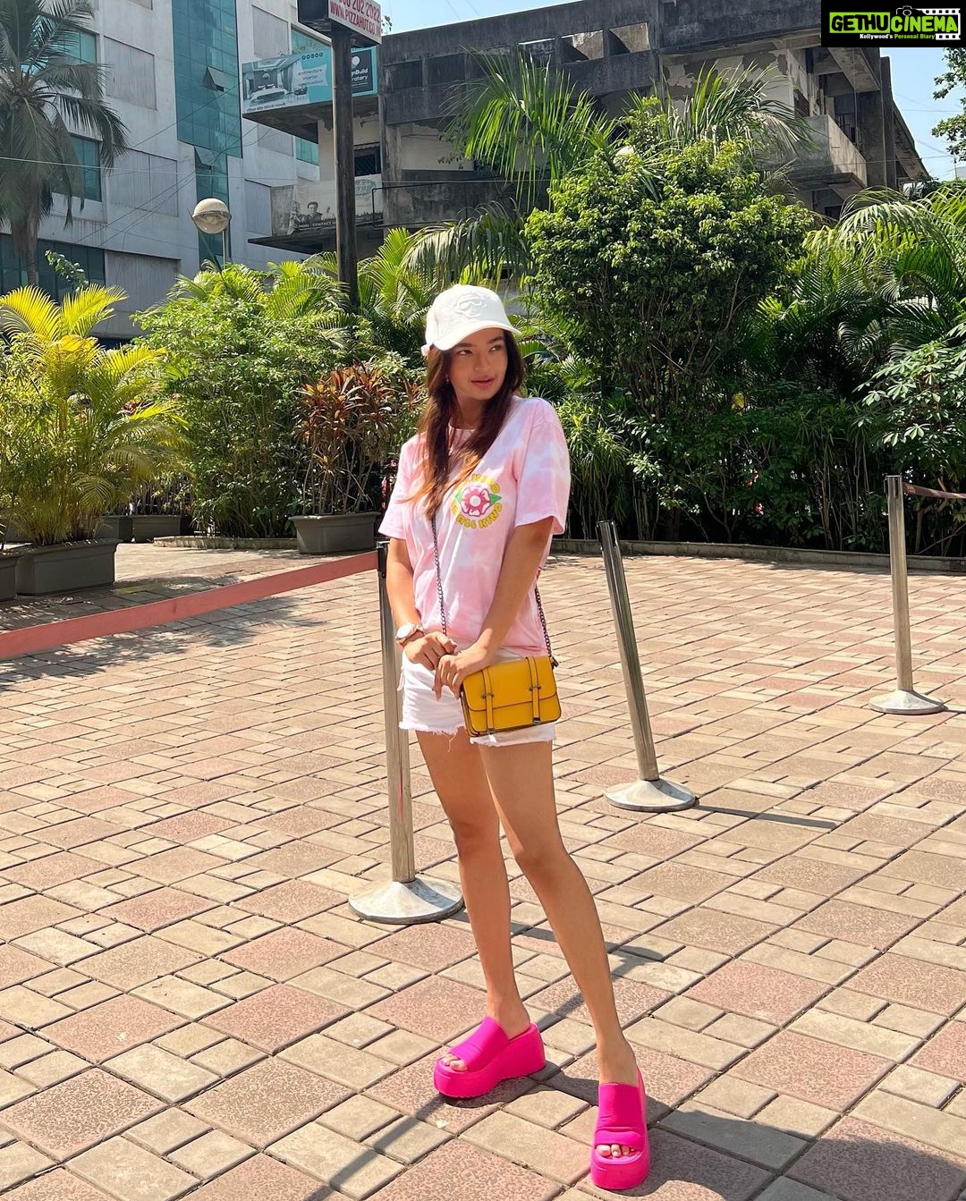 Anushka Sen Instagram - movie time πΈπ . . Tee&cap: @urbanmonkeyindia