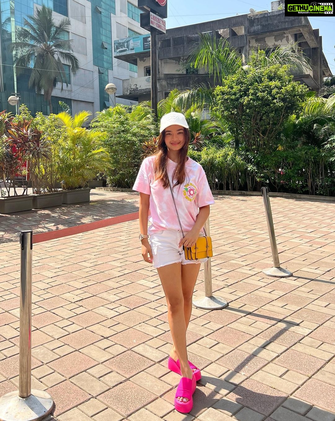 Anushka Sen Instagram - movie time πΈπ . . Tee&cap: @urbanmonkeyindia