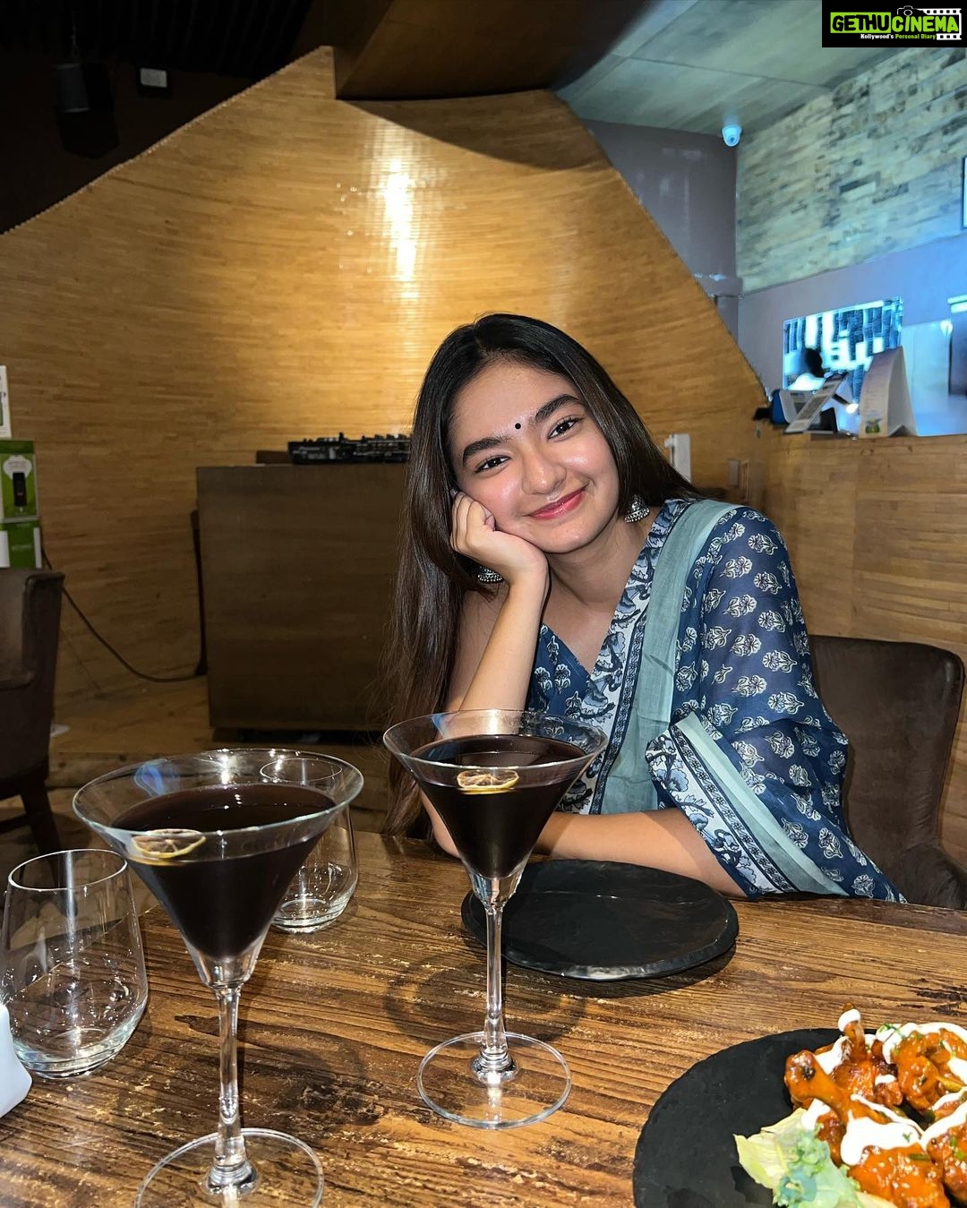 Anushka Sen Instagram - dinner date with mum 🦋