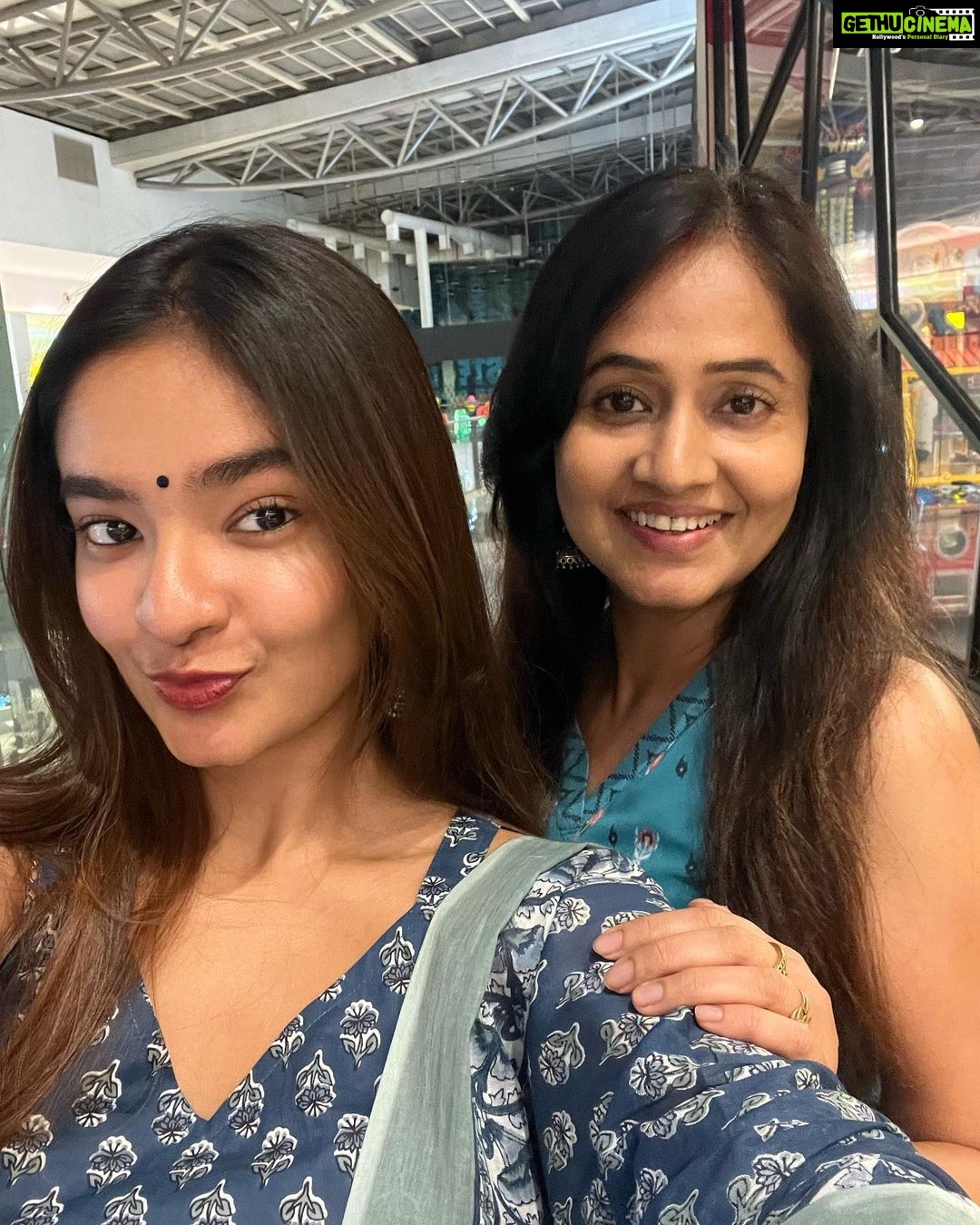 Anushka Sen Instagram - dinner date with mum 🦋