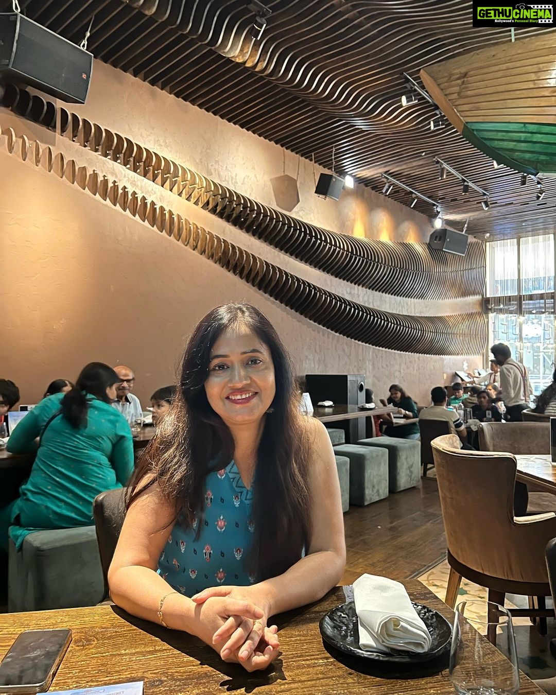 Anushka Sen Instagram - dinner date with mum 🦋