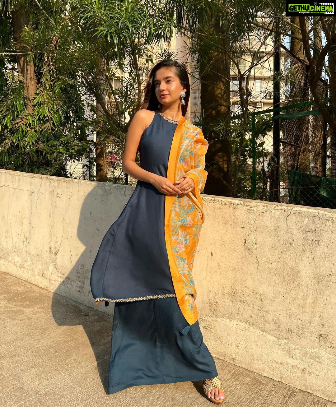 Anushka Sen Instagram - ✨🌻 . Outfit: @yuftaindia
