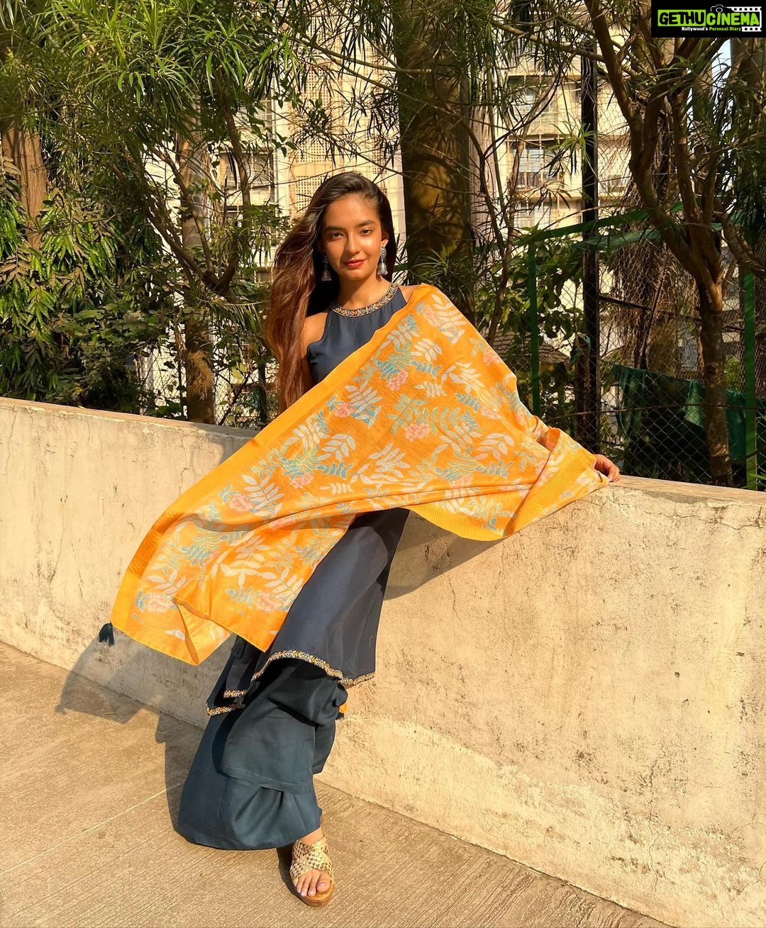 Anushka Sen Instagram - ✨🌻 . Outfit: @yuftaindia