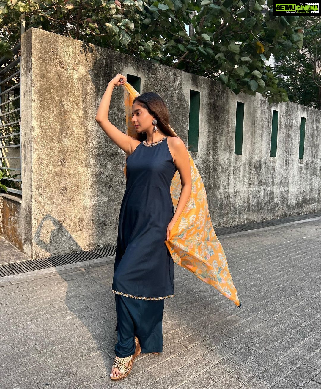 Anushka Sen Instagram - ✨🌻 . Outfit: @yuftaindia