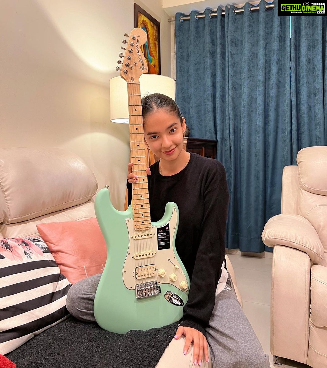 Anushka Sen Instagram - new baby πΈπΌ #electricguitar Fender American Performer Stratocaster HSS πβ¨