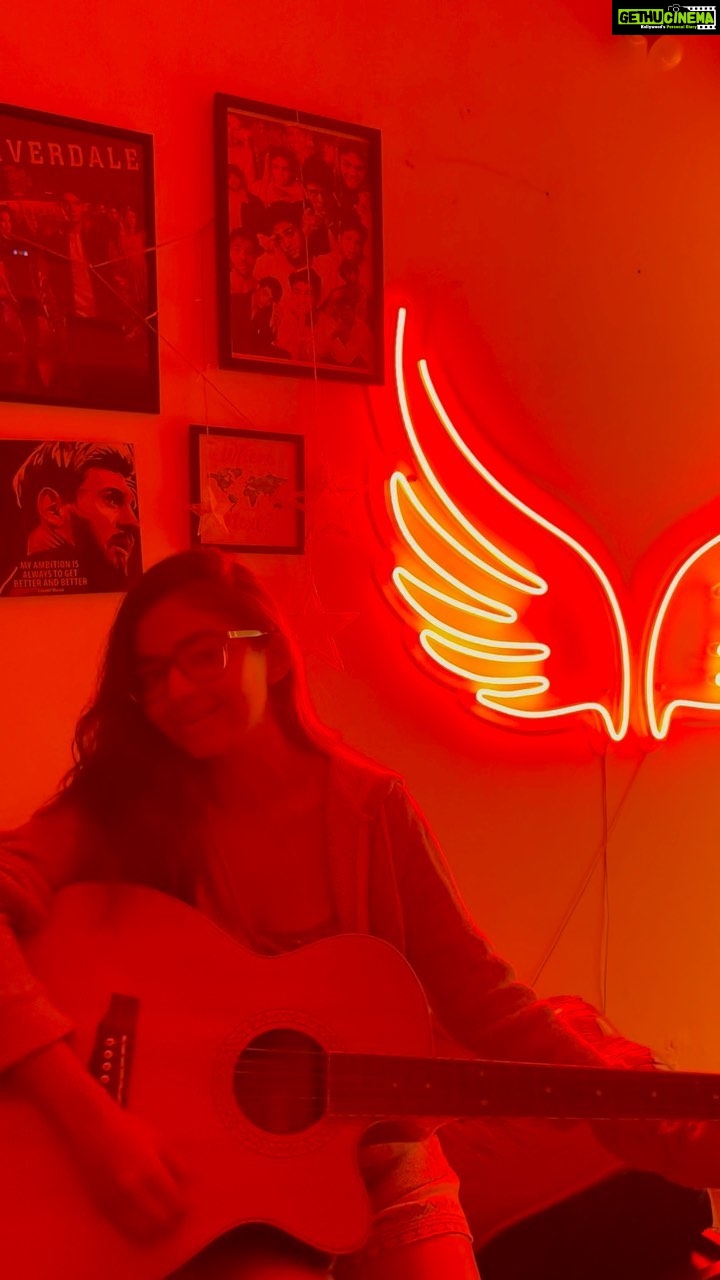 Anushka Sen Instagram - Dil ko kahin chain Na mila 🌻✨🦦 #metime #reels #reelsinstagram #guitar