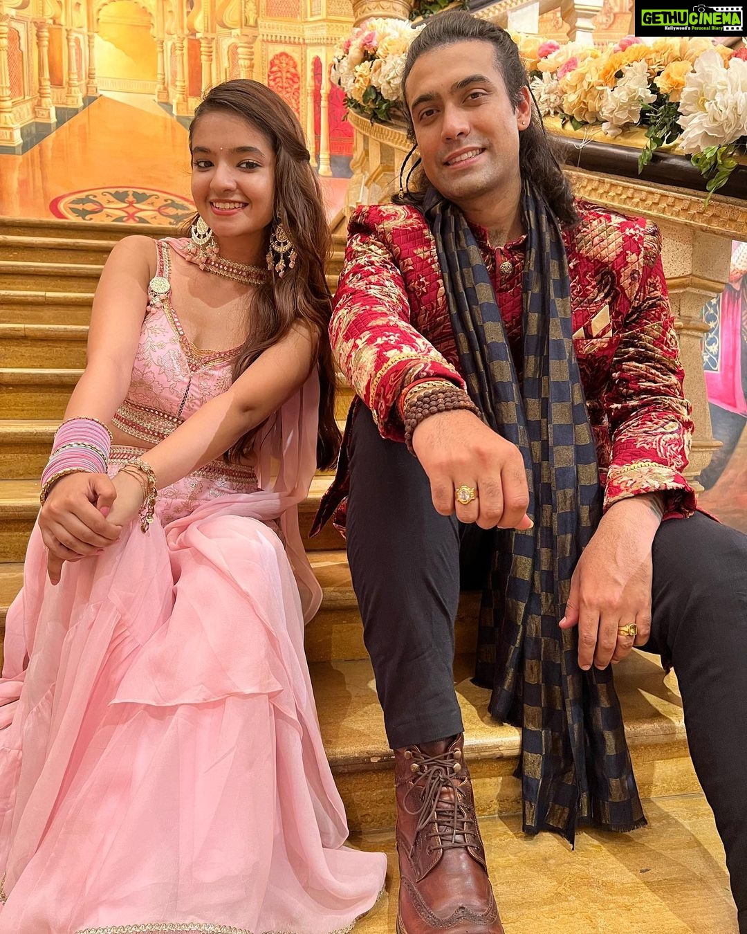 Anushka Sen Instagram - One of my fav moments from #mastnazronse @jubin_nautiyal you have such a melodious voice , so talented and youโre such a nice down to earth human being!! It was lovely working with you! ๐๐