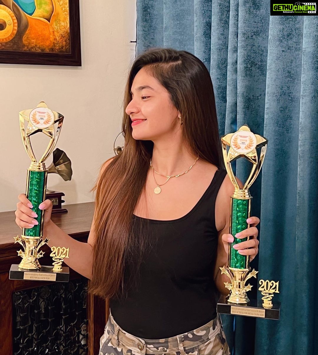 Anushka Sen Instagram - Feeling grateful for my first international award ‘Best Actress for social cause film’ Boston Film Festival 2021. Am I next also won ‘Best Social Cause Film’. #IIFFB @rahatkazmi