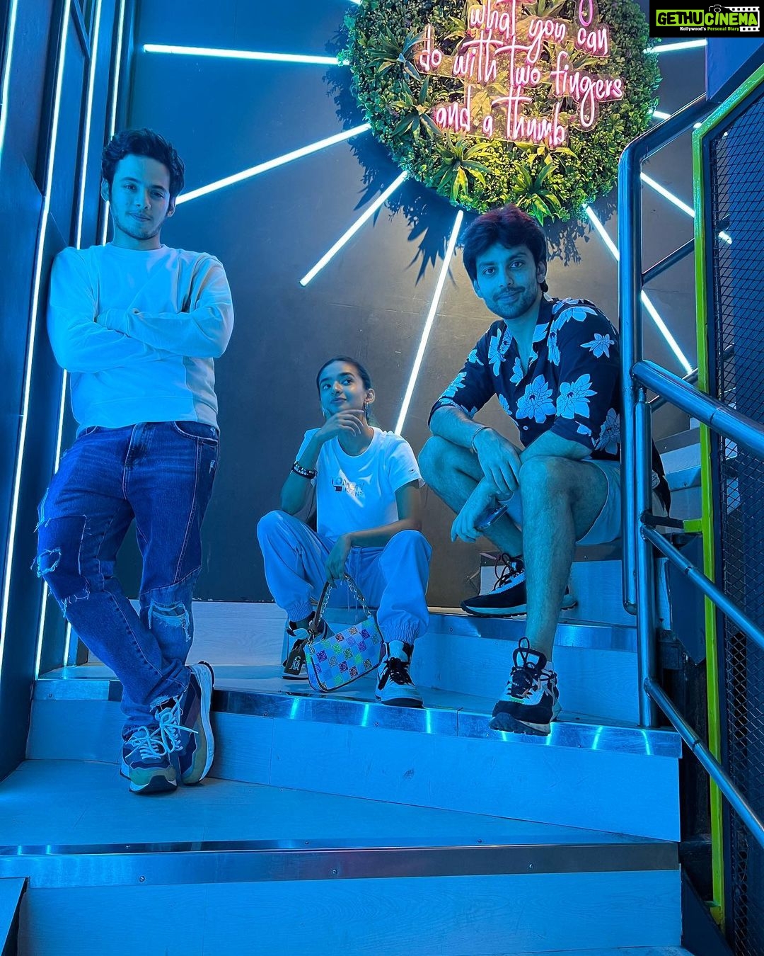 Anushka Sen Instagram - Day out with the boisss @dsafary @kohlihimansh , had the craziest funn dayyy🦦☀️✨