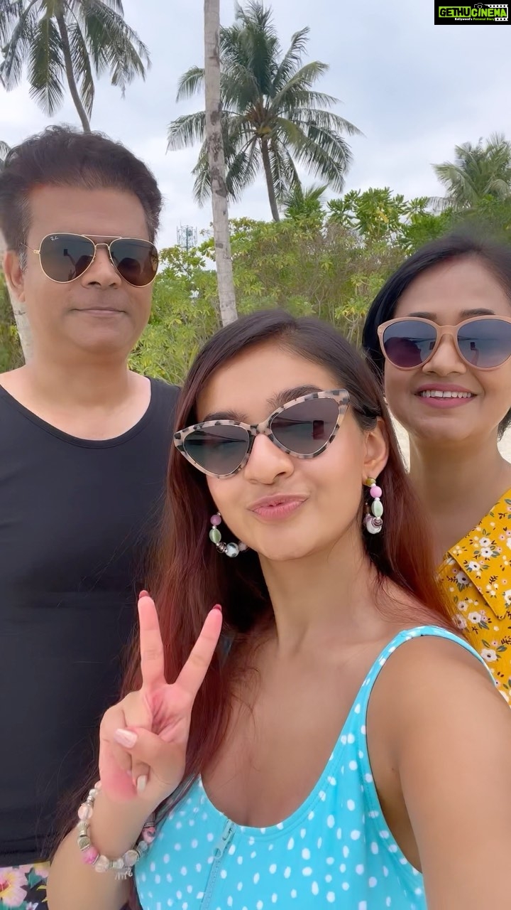 Anushka Sen Instagram - This trend with my cool parents 💯🦦 #reels #reelsinstagram Maldives