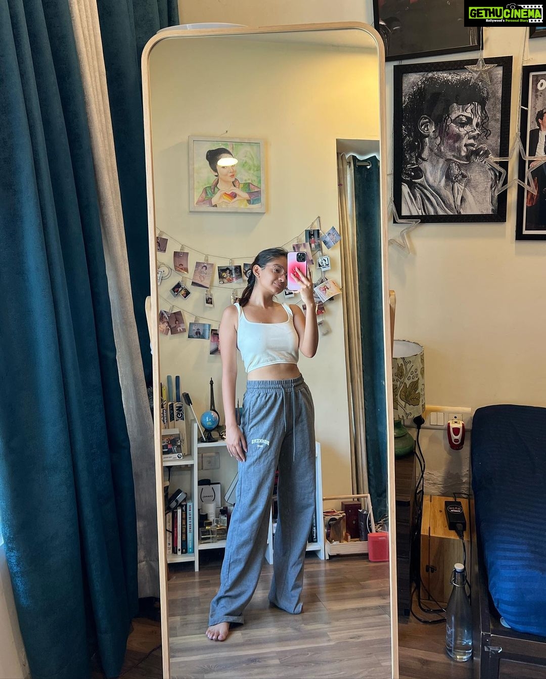 Anushka Sen Instagram - photo dump 💜🦦🌸