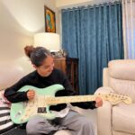 Anushka Sen Instagram - new baby 🎸🎼 #electricguitar Fender American Performer Stratocaster HSS 😍✨