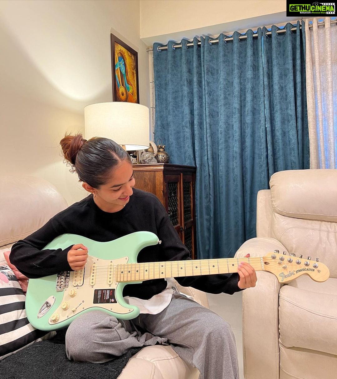Anushka Sen Instagram - new baby πΈπΌ #electricguitar Fender American Performer Stratocaster HSS πβ¨