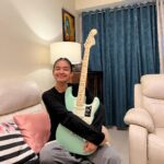 Anushka Sen Instagram – new baby 🎸🎼 #electricguitar 
Fender American Performer Stratocaster HSS 😍✨