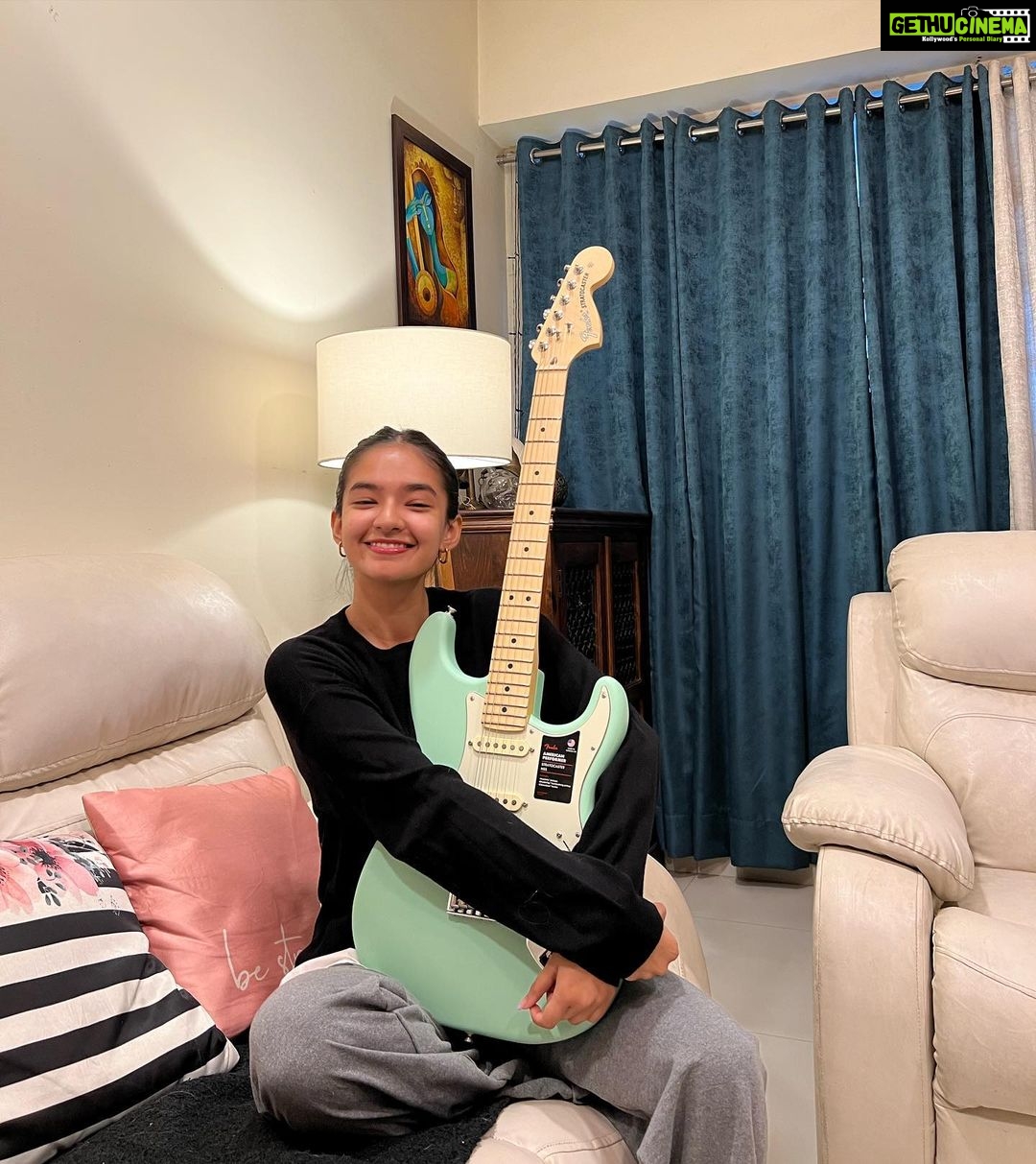 Anushka Sen Instagram - new baby πΈπΌ #electricguitar Fender American Performer Stratocaster HSS πβ¨