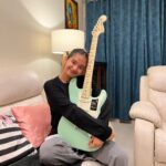Anushka Sen Instagram - new baby 🎸🎼 #electricguitar Fender American Performer Stratocaster HSS 😍✨