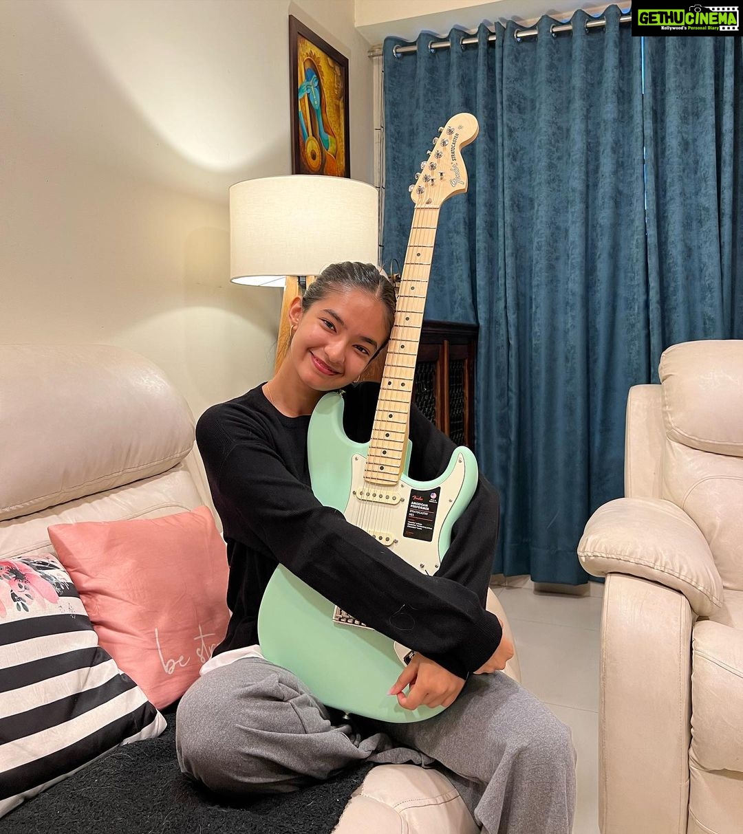 Anushka Sen Instagram - new baby πΈπΌ #electricguitar Fender American Performer Stratocaster HSS πβ¨
