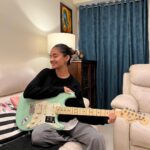 Anushka Sen Instagram - new baby 🎸🎼 #electricguitar Fender American Performer Stratocaster HSS 😍✨