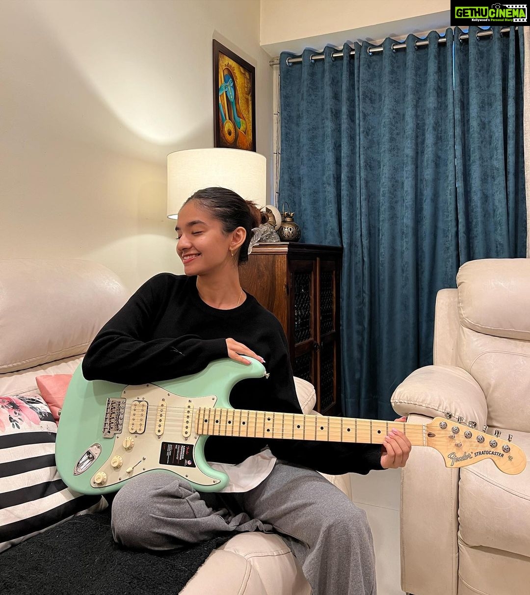 Anushka Sen Instagram - new baby πΈπΌ #electricguitar Fender American Performer Stratocaster HSS πβ¨