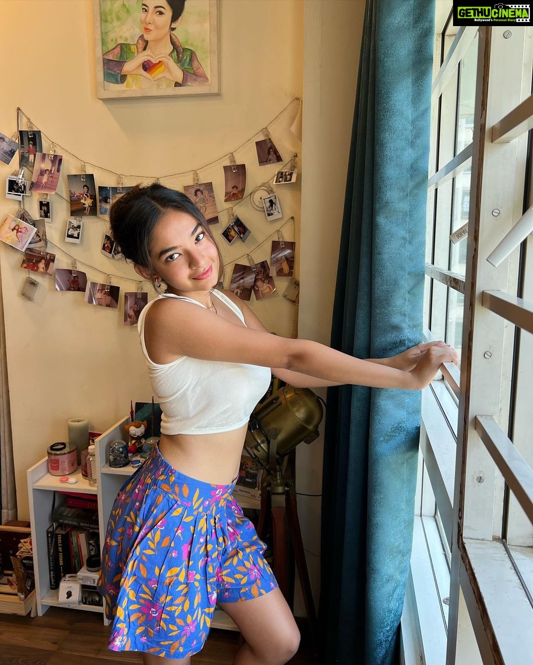 Anushka Sen Instagram - friyay 🦋🌻🌸