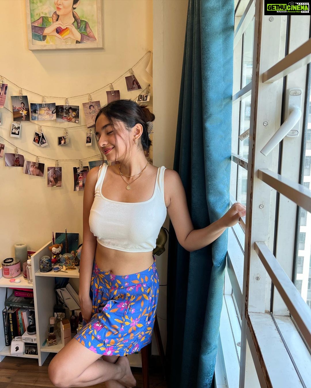 Anushka Sen Instagram - friyay 🦋🌻🌸