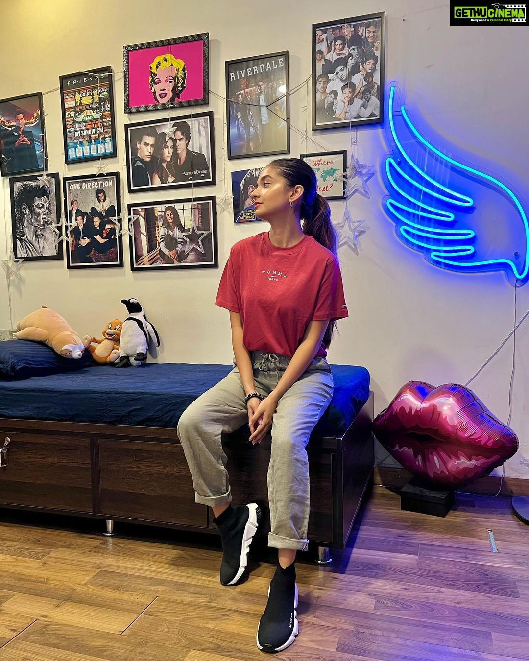 Anushka Sen Instagram - home sweet home 🌻