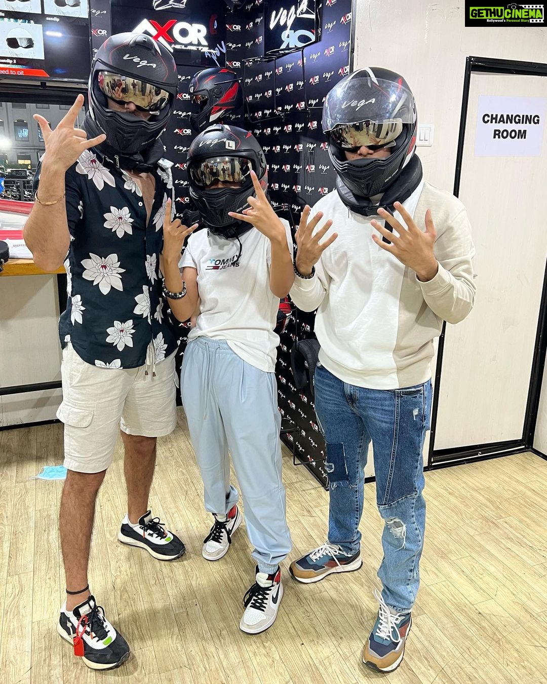 Anushka Sen Instagram - Day out with the boisss @dsafary @kohlihimansh , had the craziest funn dayyy🦦☀️✨