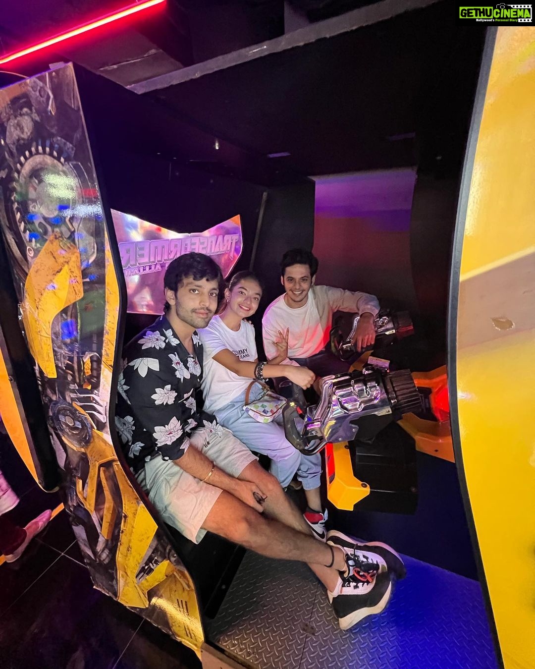 Anushka Sen Instagram - Day out with the boisss @dsafary @kohlihimansh , had the craziest funn dayyy🦦☀️✨