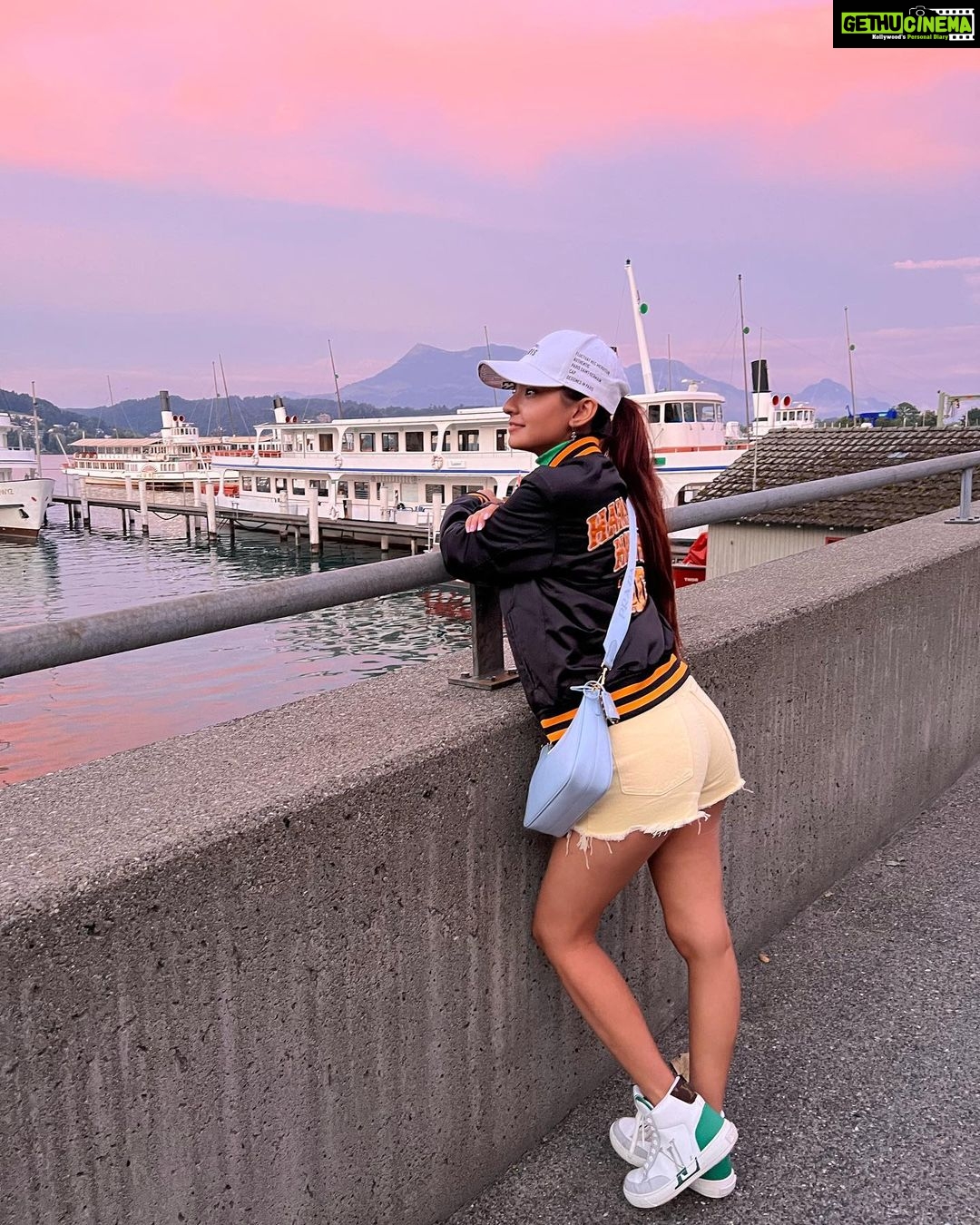 Anushka Sen Instagram - Sunsets and coffee. 🦦🥰💜