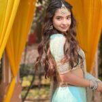 Anushka Sen Instagram - hum tumhare huye 💗 . . . Makeup: @sachinmakeupartist1 Hair: @srvbeeauty
