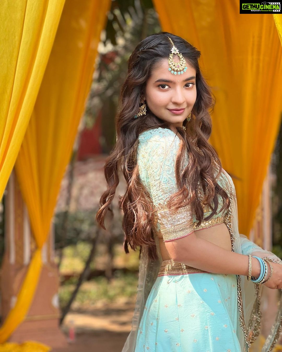 Anushka Sen Instagram - hum tumhare huye 💗 . . . Makeup: @sachinmakeupartist1 Hair: @srvbeeauty