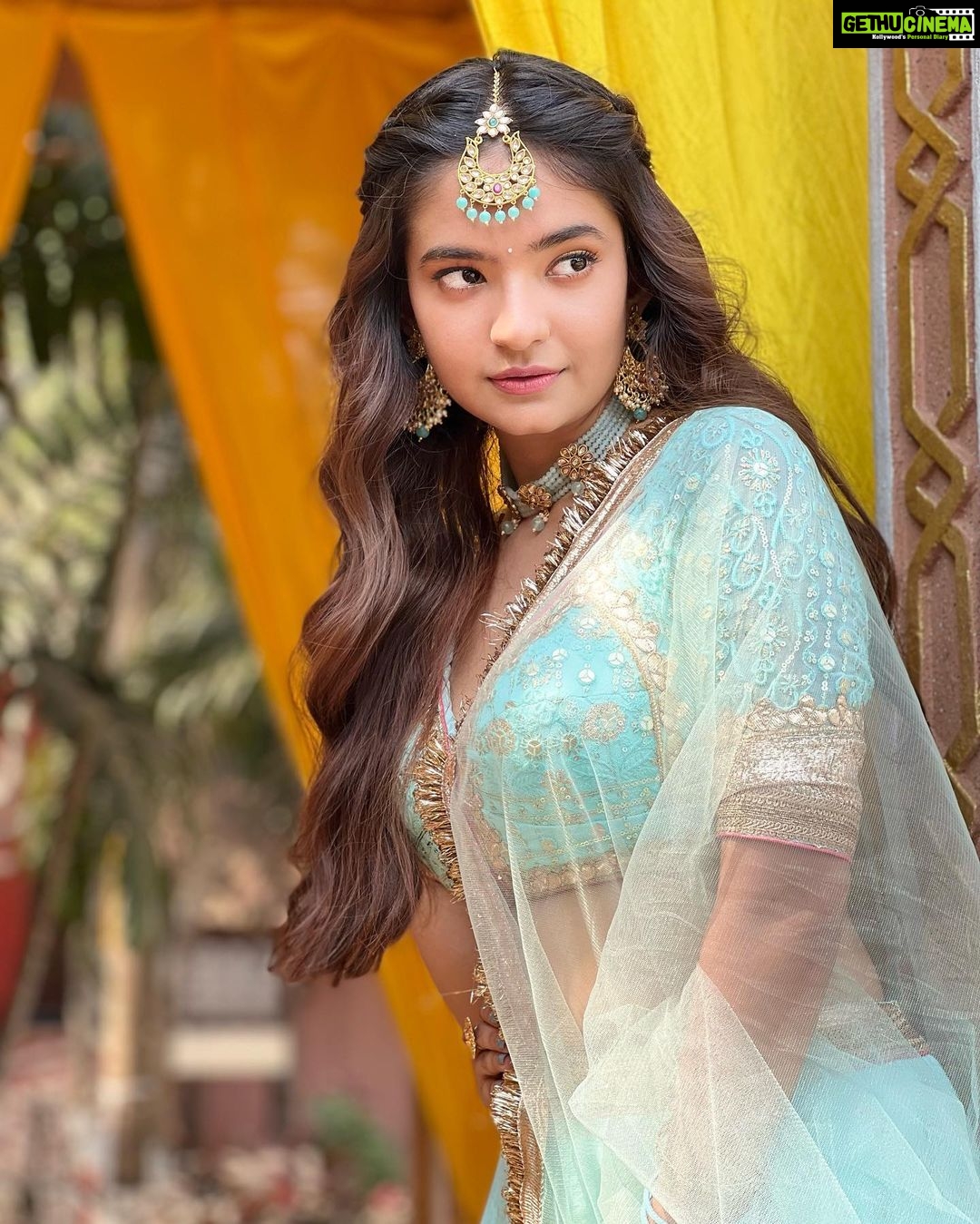 Anushka Sen Instagram - hum tumhare huye 💗 . . . Makeup: @sachinmakeupartist1 Hair: @srvbeeauty