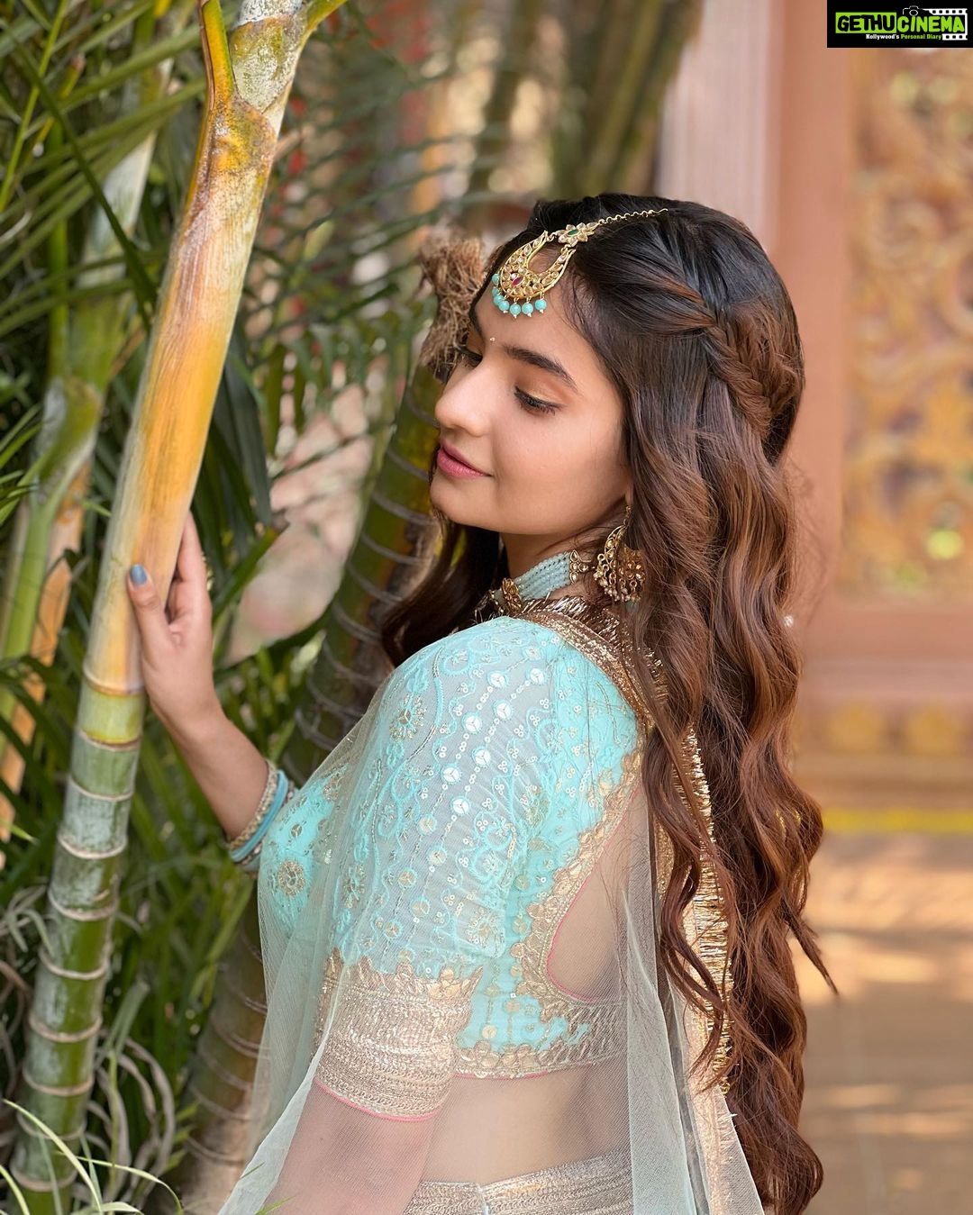 Anushka Sen Instagram - hum tumhare huye 💗 . . . Makeup: @sachinmakeupartist1 Hair: @srvbeeauty