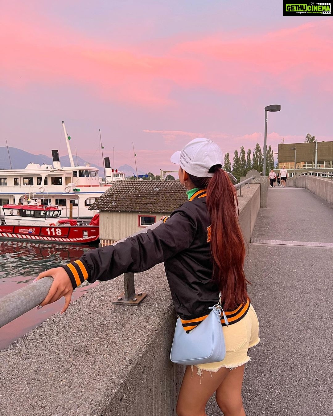 Anushka Sen Instagram - Sunsets and coffee. 🦦🥰💜