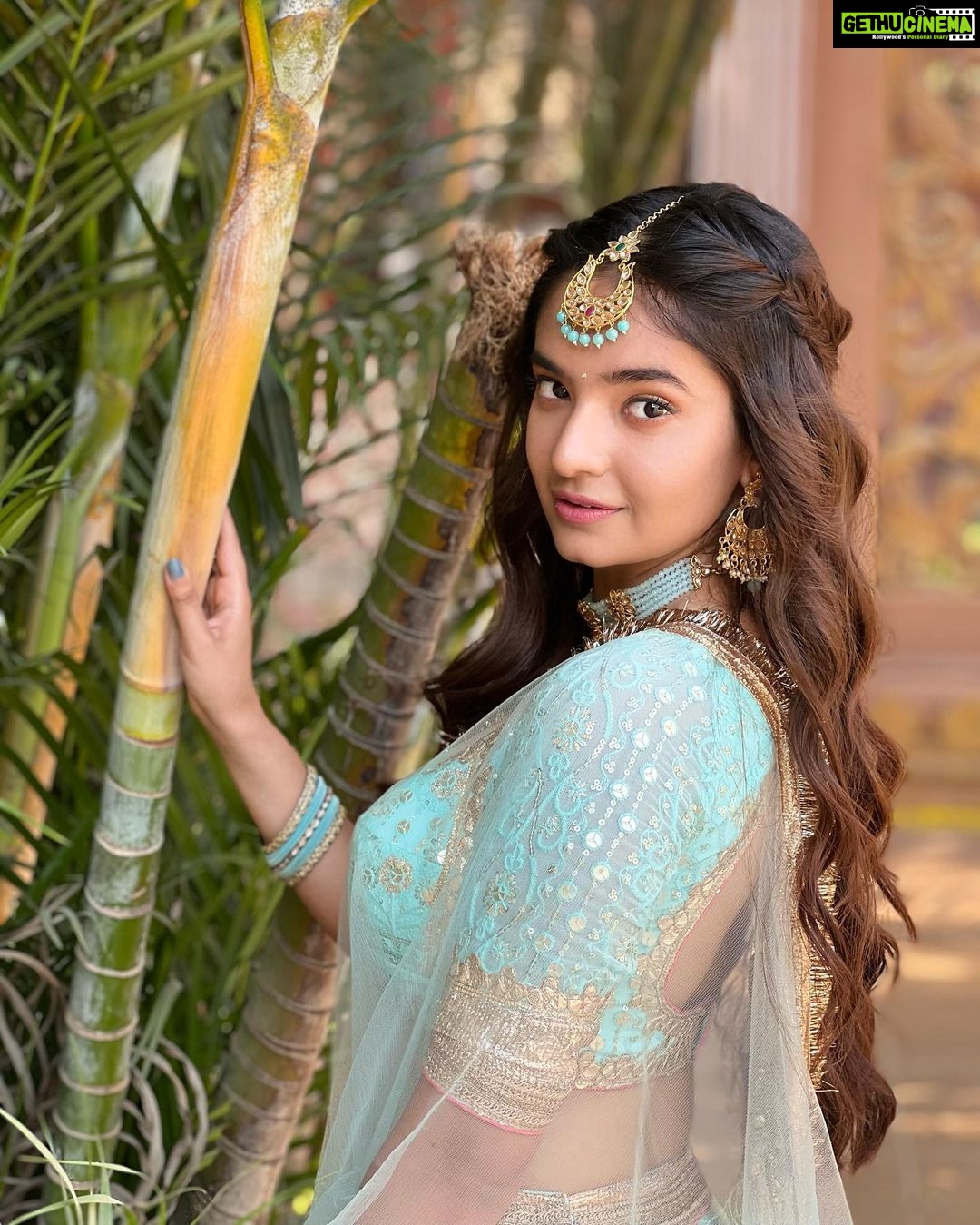 Anushka Sen Instagram - hum tumhare huye 💗 . . . Makeup: @sachinmakeupartist1 Hair: @srvbeeauty
