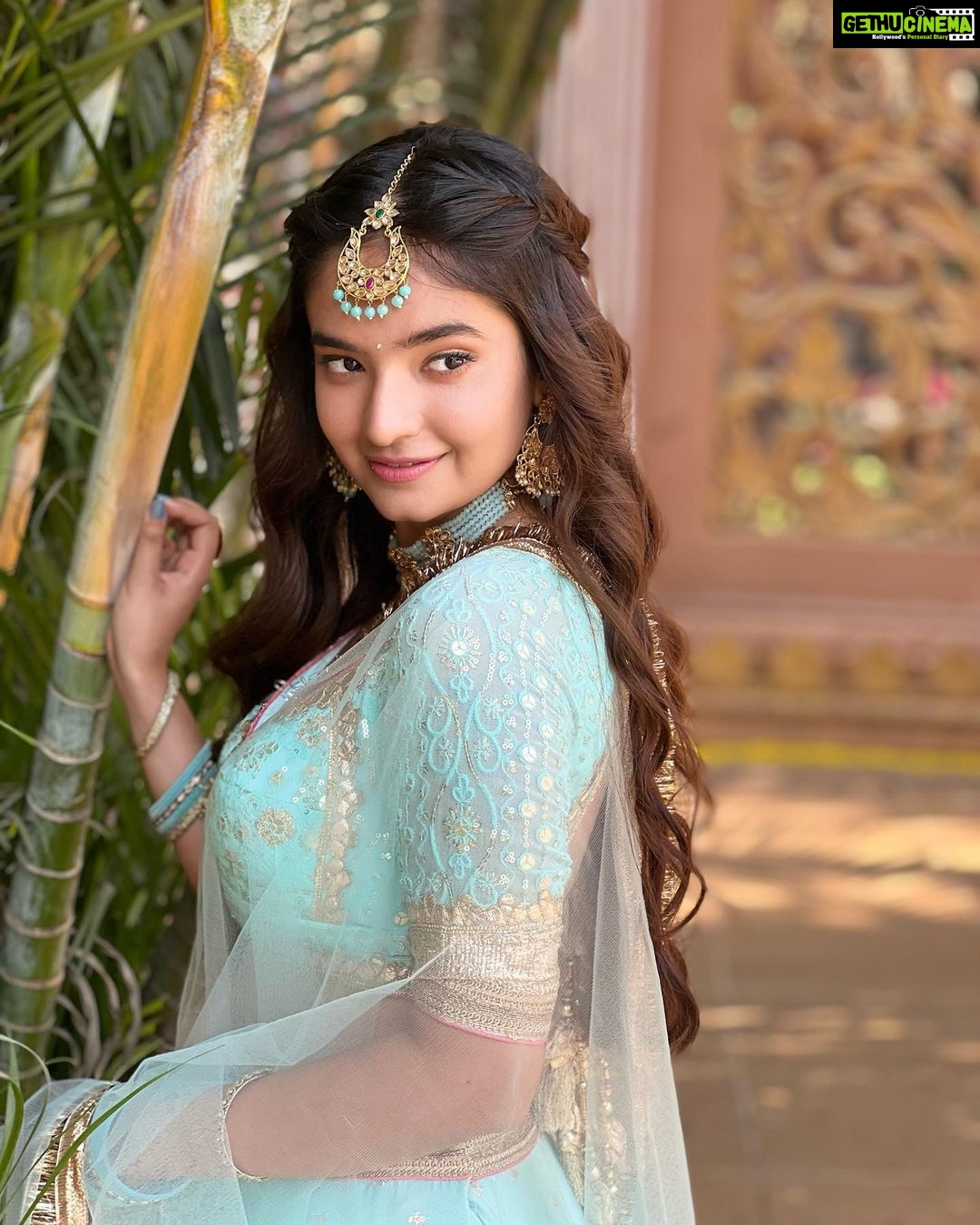 Anushka Sen Instagram - hum tumhare huye 💗 . . . Makeup: @sachinmakeupartist1 Hair: @srvbeeauty