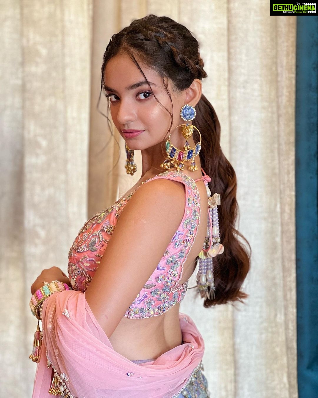 Anushka Sen Instagram - Aashiqui katilo ki gali hai 💗 . Jewellery: @papadontpreachbyshubhika