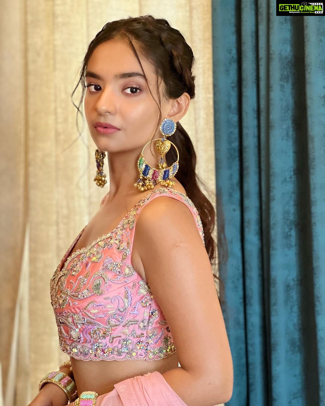 Anushka Sen Instagram - Aashiqui katilo ki gali hai 💗 . Jewellery: @papadontpreachbyshubhika
