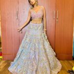 Anushka Sen Instagram - mast nazron se allah bachaye, husna wallon se allah bachaye ✨💗 . Styled by @stylingbyvictor @sohail__mughal___ Makeup by @sachinmakeupartist1 Hair by @srvbeeauty Outfit @kaaishabyshalini Jewellery @papadontpreachbyshubhika Assisted by @stylebyjeenu